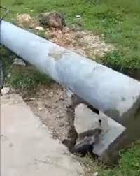 Cột điện để bên đường lăn trúng, 2 cháu bé thương vong