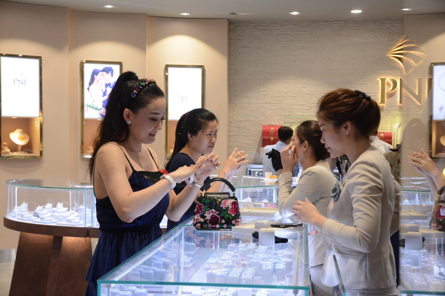 PNJ đồng loạt khai trương 9 cửa h&agrave;ng mới trong 1 ng&agrave;y - Ảnh 3.