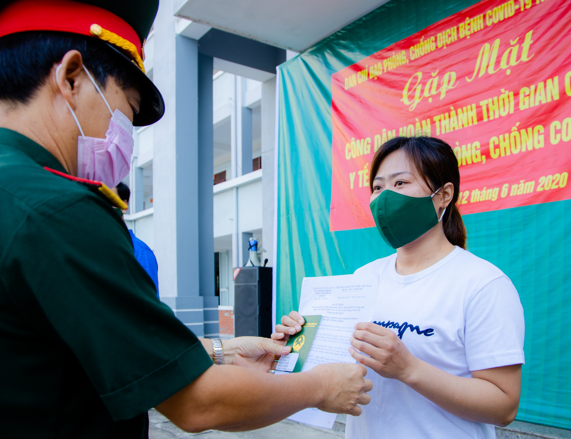 X&uacute;c động cảnh h&agrave;ng trăm b&agrave; bầu vẫy tay ch&agrave;o khi rời khu c&aacute;ch ly - Ảnh 10.