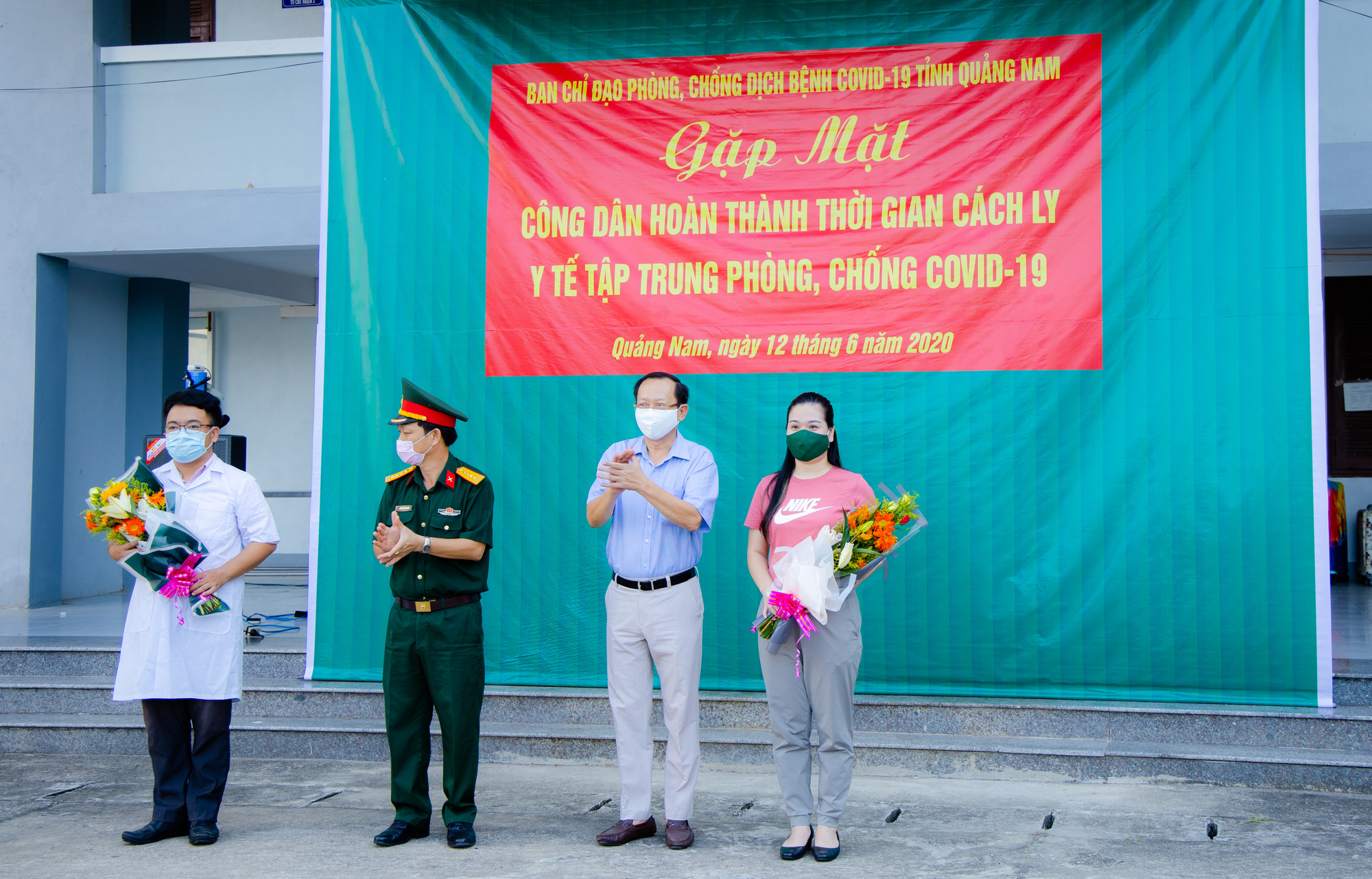 X&uacute;c động cảnh h&agrave;ng trăm b&agrave; bầu vẫy tay ch&agrave;o khi rời khu c&aacute;ch ly - Ảnh 7.