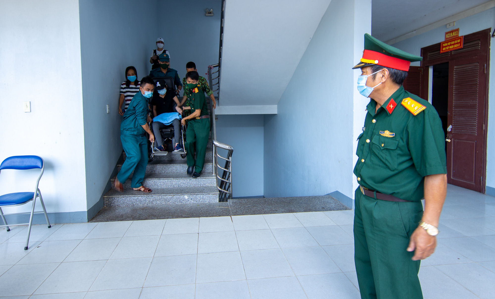 X&uacute;c động cảnh h&agrave;ng trăm b&agrave; bầu vẫy tay ch&agrave;o khi rời khu c&aacute;ch ly - Ảnh 8.