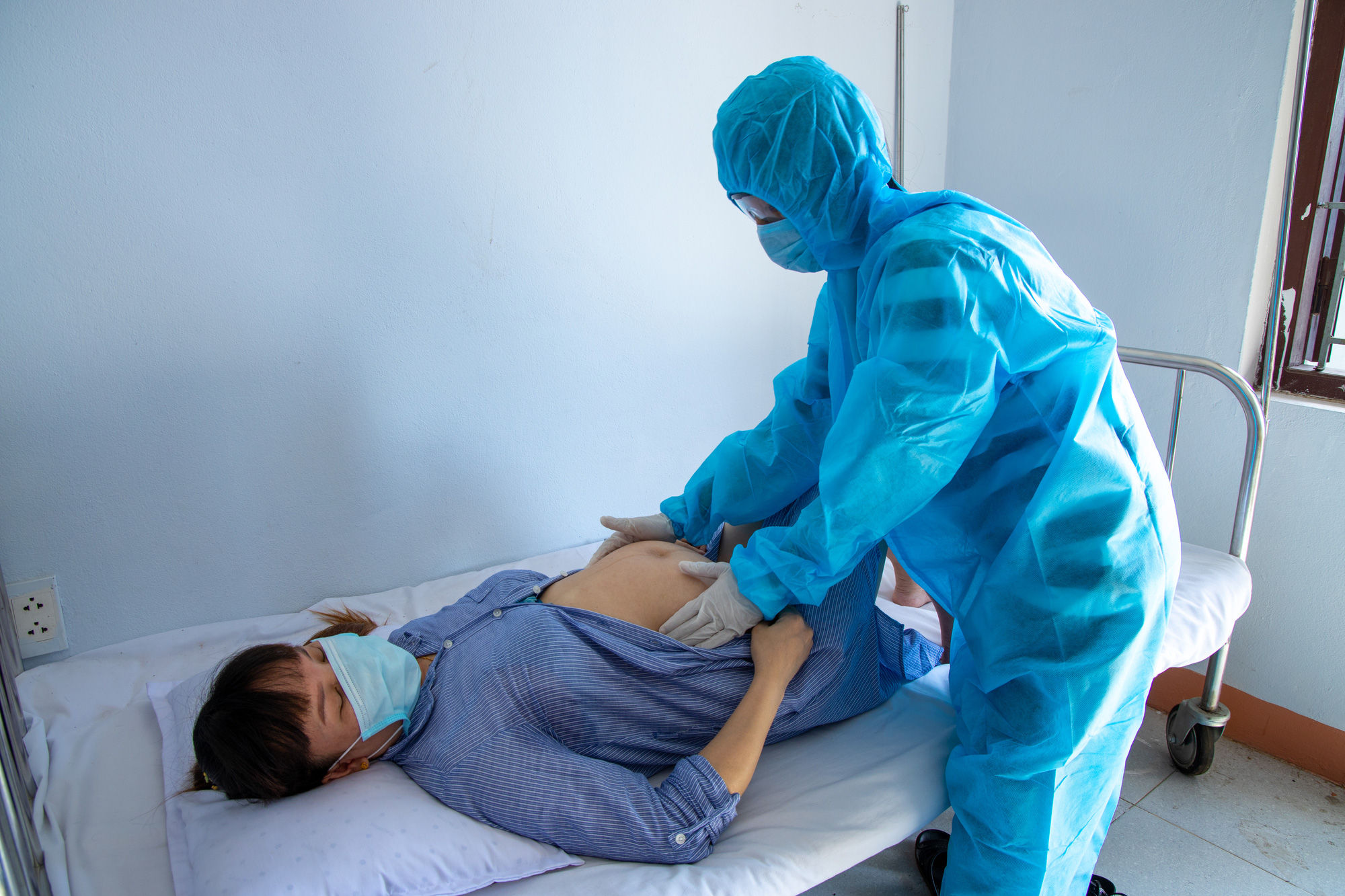 X&uacute;c động cảnh h&agrave;ng trăm b&agrave; bầu vẫy tay ch&agrave;o khi rời khu c&aacute;ch ly - Ảnh 5.