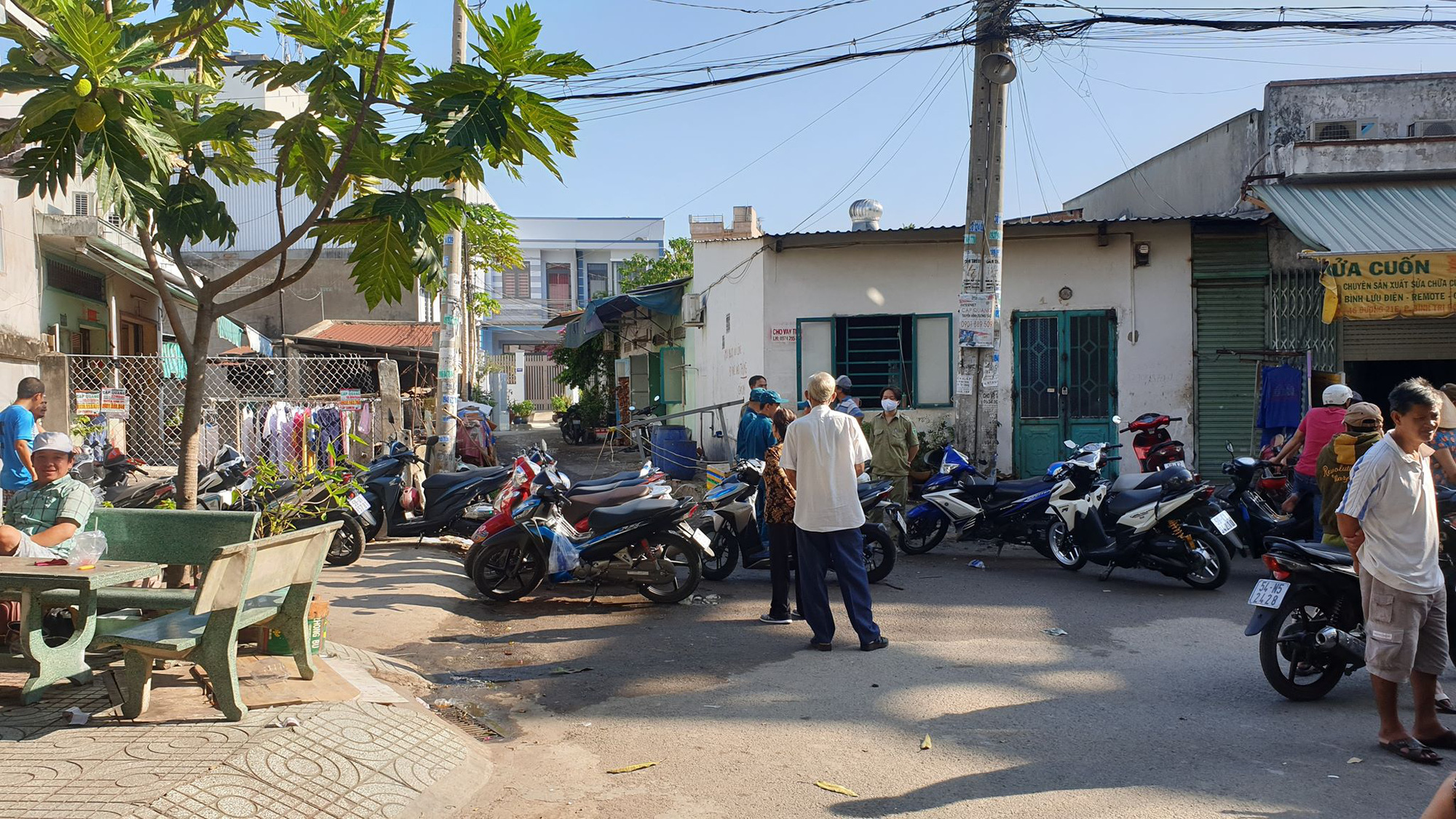 Lửa b&ugrave;ng ch&aacute;y ở nh&agrave; trọ quận B&igrave;nh T&acirc;n, 3 người tử vong - Ảnh 1.