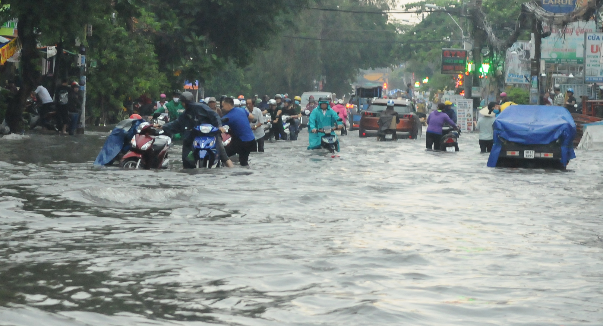 TP HCM mưa trên diện rộng, nhiều tuyến đường ngập sâu