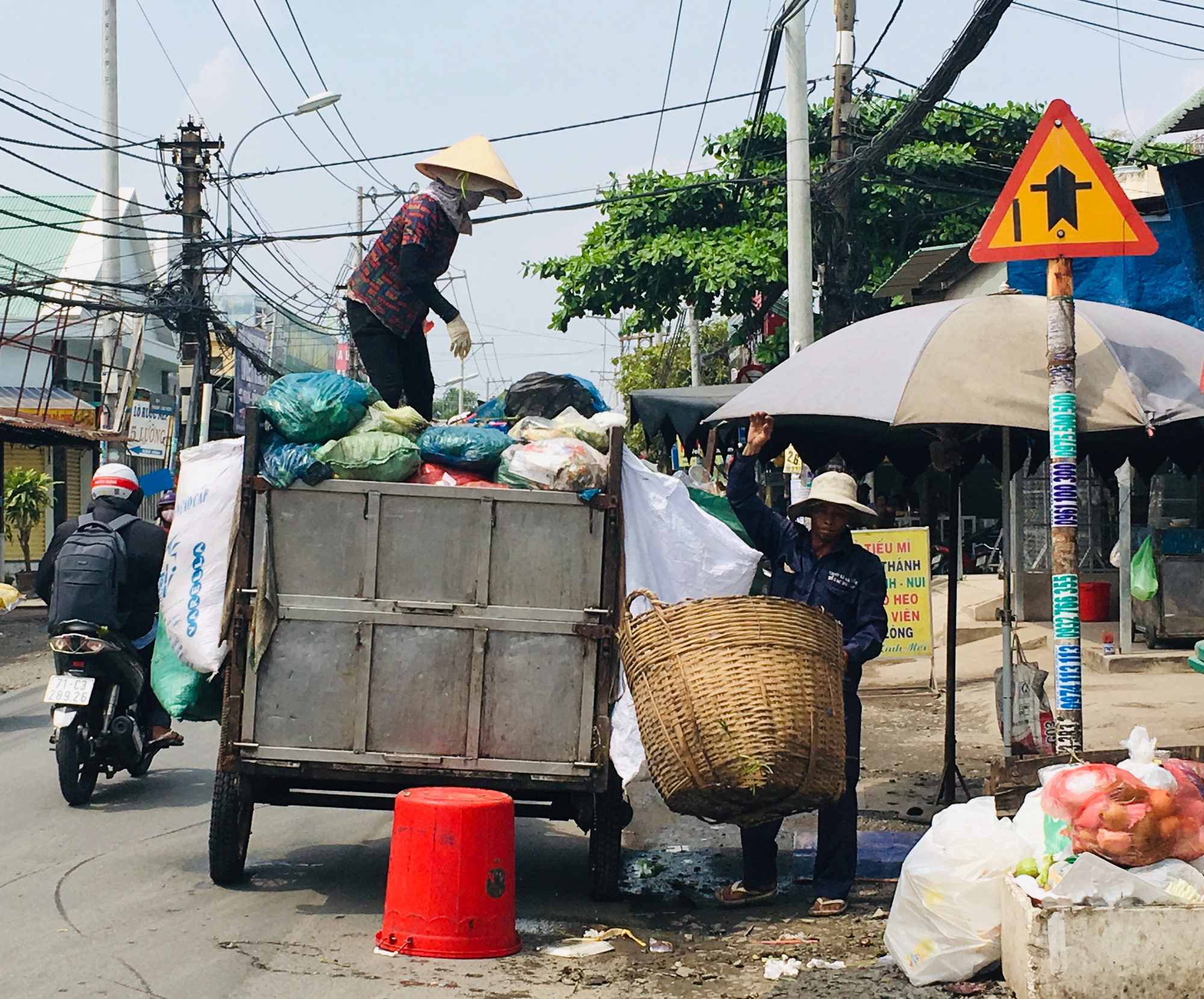 Cân rác tính tiền, nghe thì sốc nhưng... - Ảnh 2.