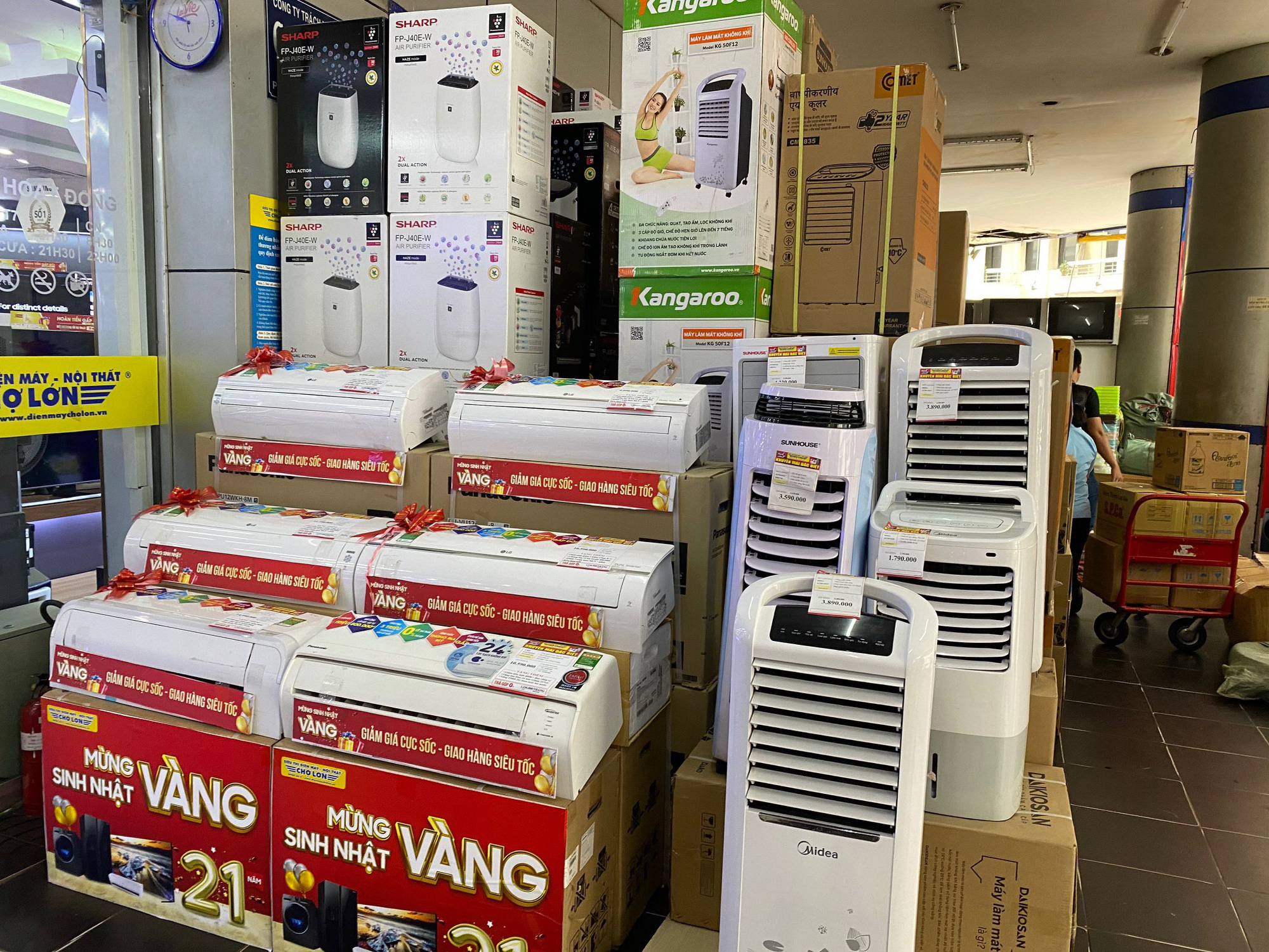 Máy lạnh tràn ra cả lề đường