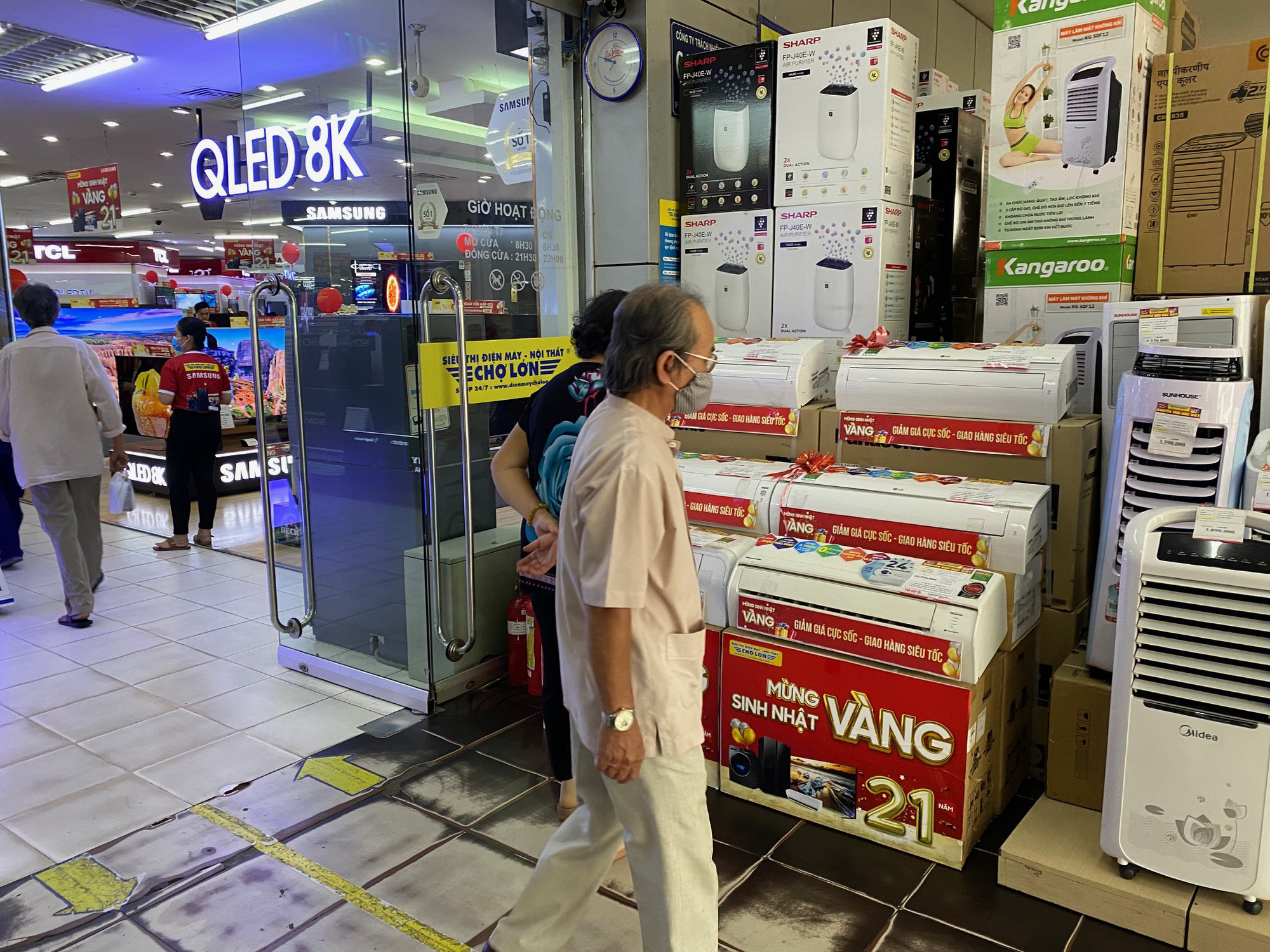 M&aacute;y lạnh tr&agrave;n ra cả lề đường - Ảnh 2.