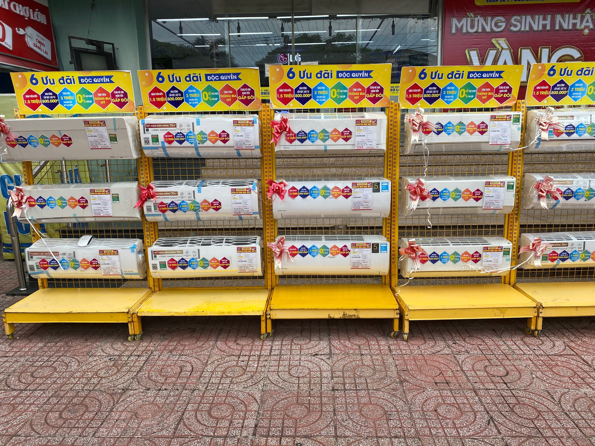 M&aacute;y lạnh tr&agrave;n ra cả lề đường - Ảnh 1.