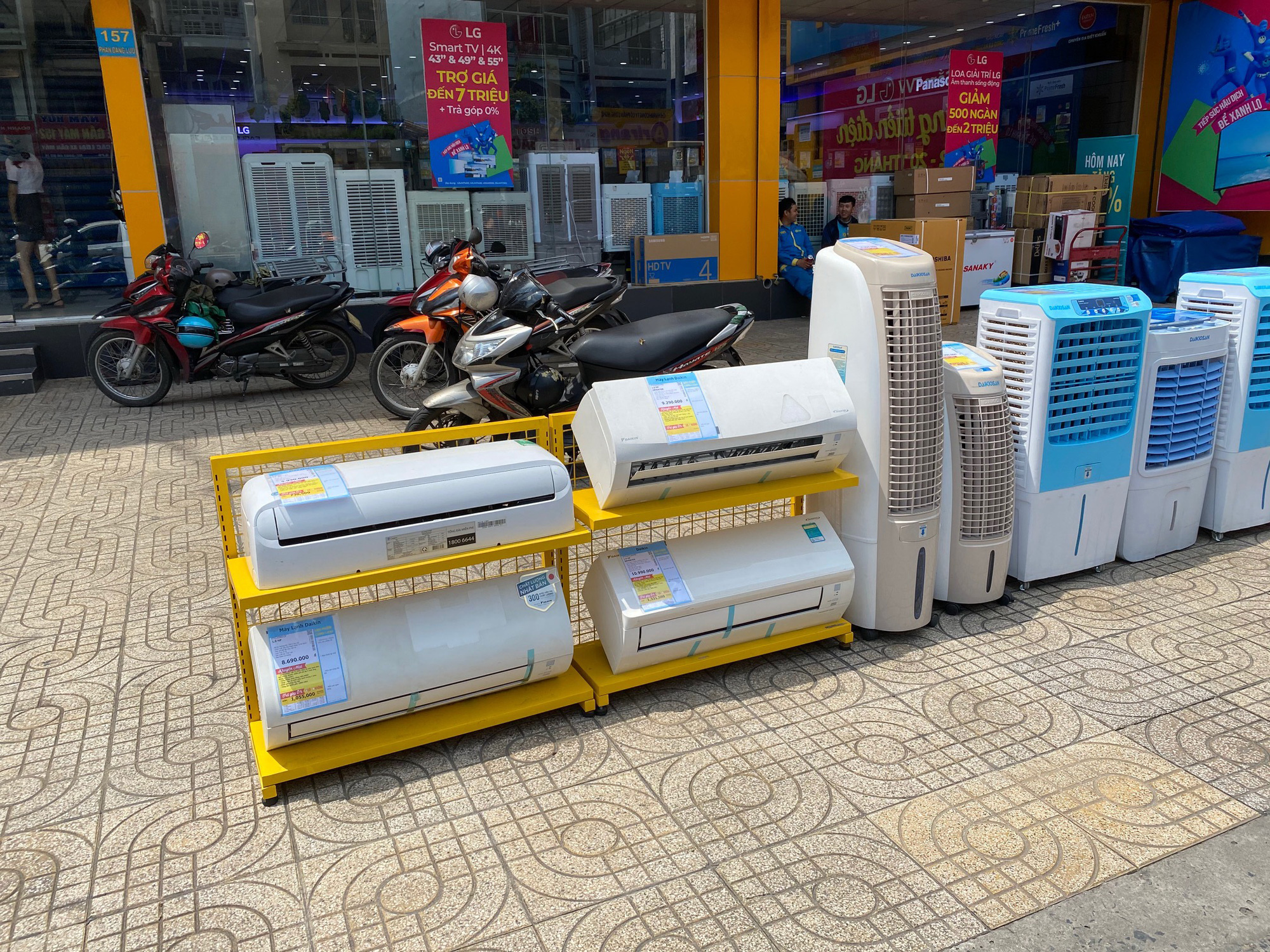 M&aacute;y lạnh tr&agrave;n ra cả lề đường - Ảnh 3.