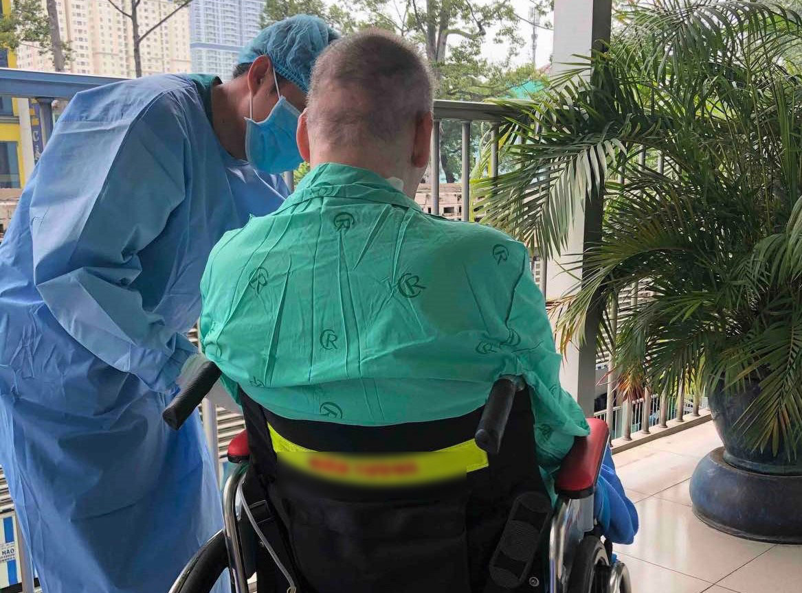 Tròn 2 tháng Việt Nam không có ca mắc Covid-19 trong cộng đồng, phi công Anh đã tự thở