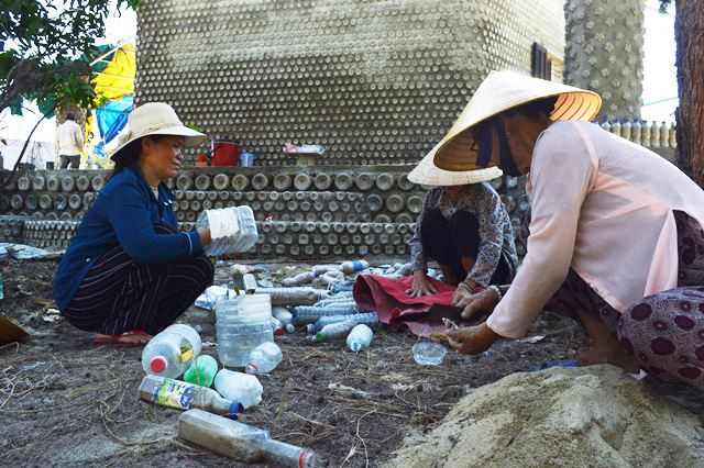 Ng&ocirc;i nh&agrave; khổng lồ x&acirc;y từ 60.000 chai nhựa phế thải - Ảnh 3.