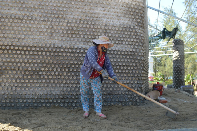 Ng&ocirc;i nh&agrave; khổng lồ x&acirc;y từ 60.000 chai nhựa phế thải - Ảnh 6.