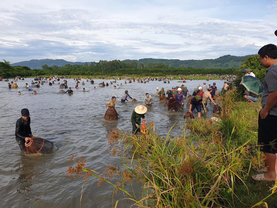 Người d&acirc;n n&ocirc; nức lao xuống nước đ&aacute;nh bắt c&aacute; trong lễ hội độc đ&aacute;o c&oacute; từ 300 năm - Ảnh 3.