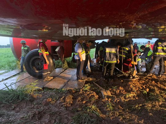 Giải cứu máy bay trượt khỏi đường băng ở Tân Sơn Nhất