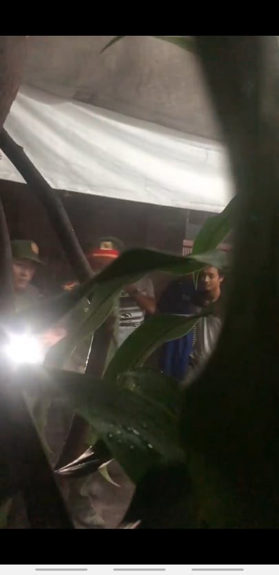 Giải cứu người phụ nữ và con nhỏ bị kẻ nghi ngáo đá khống chế trong nhà - Ảnh 2.