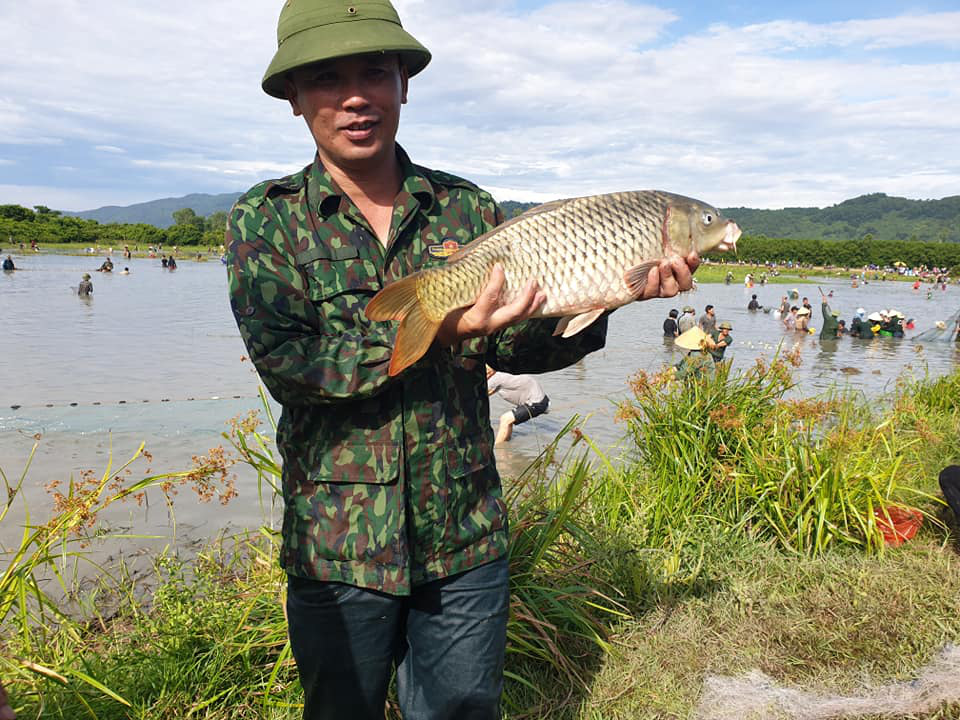 Người d&acirc;n n&ocirc; nức lao xuống nước đ&aacute;nh bắt c&aacute; trong lễ hội độc đ&aacute;o c&oacute; từ 300 năm - Ảnh 4.