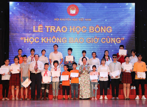 Trao 144 học bổng "Học không bao giờ cùng"