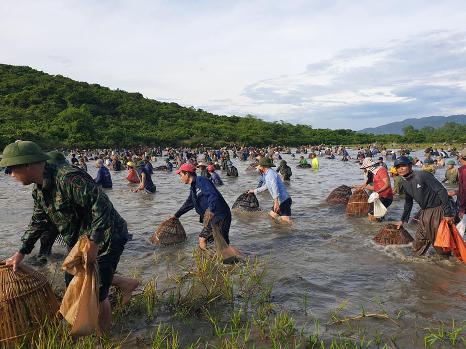 Người d&acirc;n n&ocirc; nức lao xuống nước đ&aacute;nh bắt c&aacute; trong lễ hội độc đ&aacute;o c&oacute; từ 300 năm - Ảnh 6.