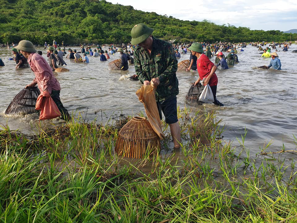 Người d&acirc;n n&ocirc; nức lao xuống nước đ&aacute;nh bắt c&aacute; trong lễ hội độc đ&aacute;o c&oacute; từ 300 năm - Ảnh 7.
