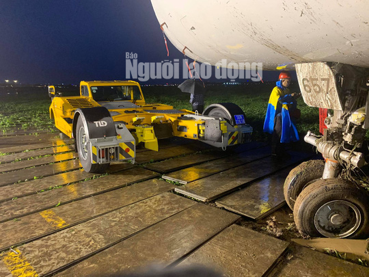 Giải cứu máy bay trượt khỏi đường băng ở Tân Sơn Nhất - Ảnh 2.