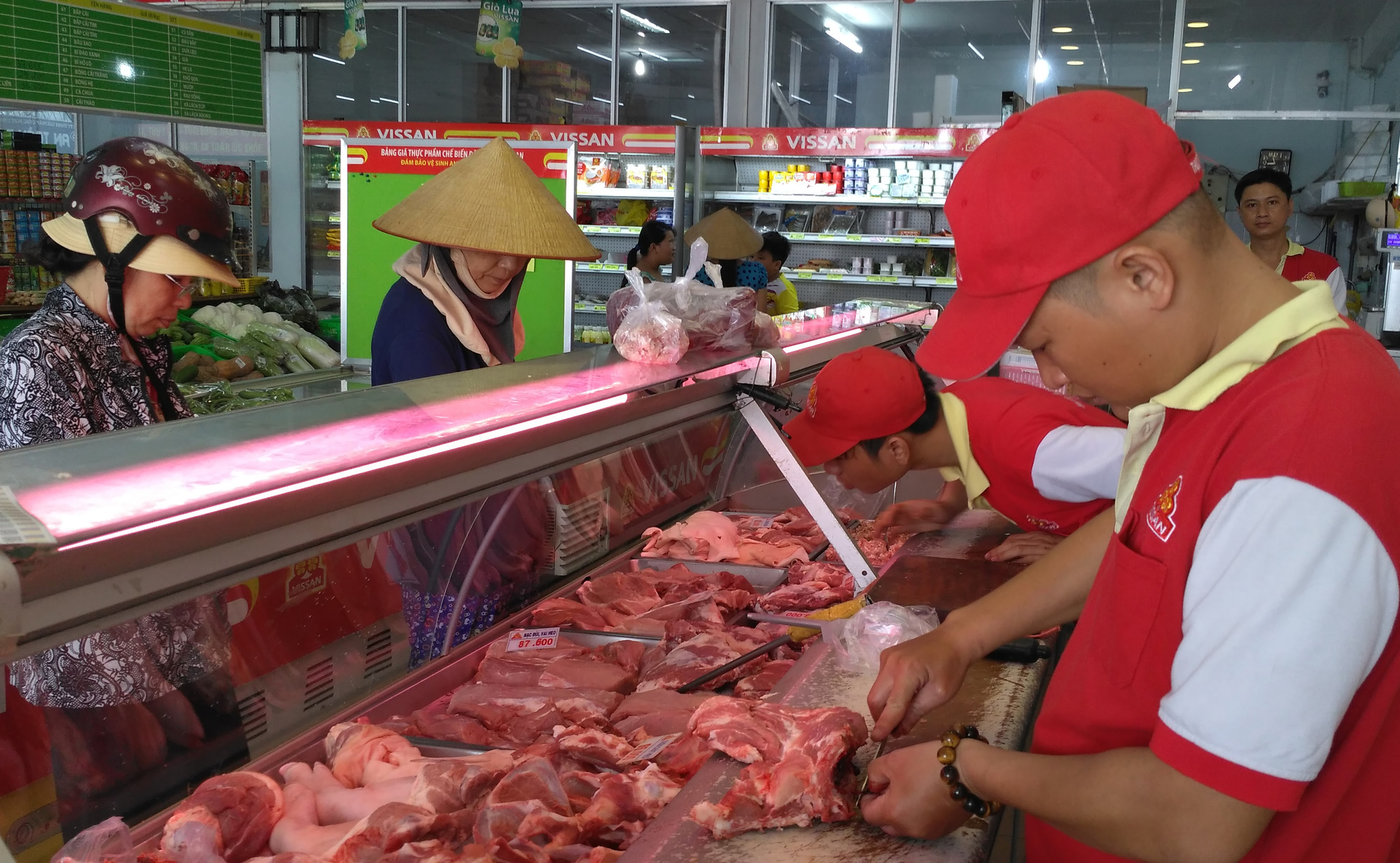 Sao lại bảo "thịt heo đắt thì ăn thịt gà"?!