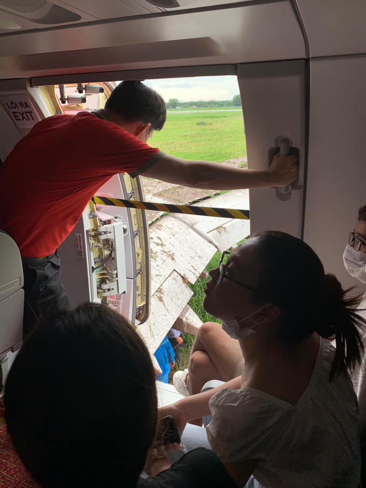 S&acirc;n bay T&acirc;n Sơn Nhất tạm đ&oacute;ng cửa, h&agrave;ng loạt chuyến bay bị ho&atilde;n - Ảnh 1.