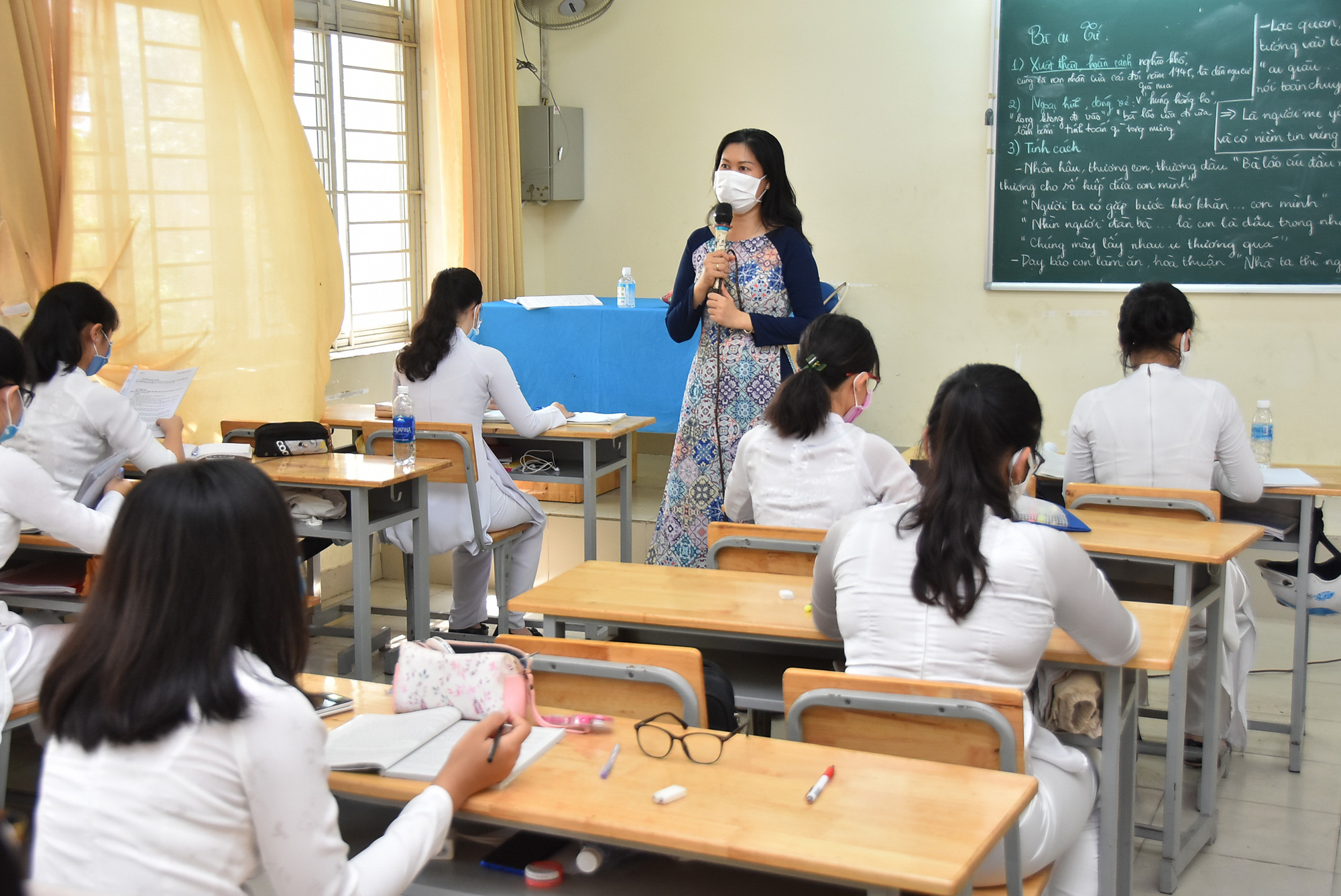 Dạy học mùa hè: Áo dài hay không áo dài?