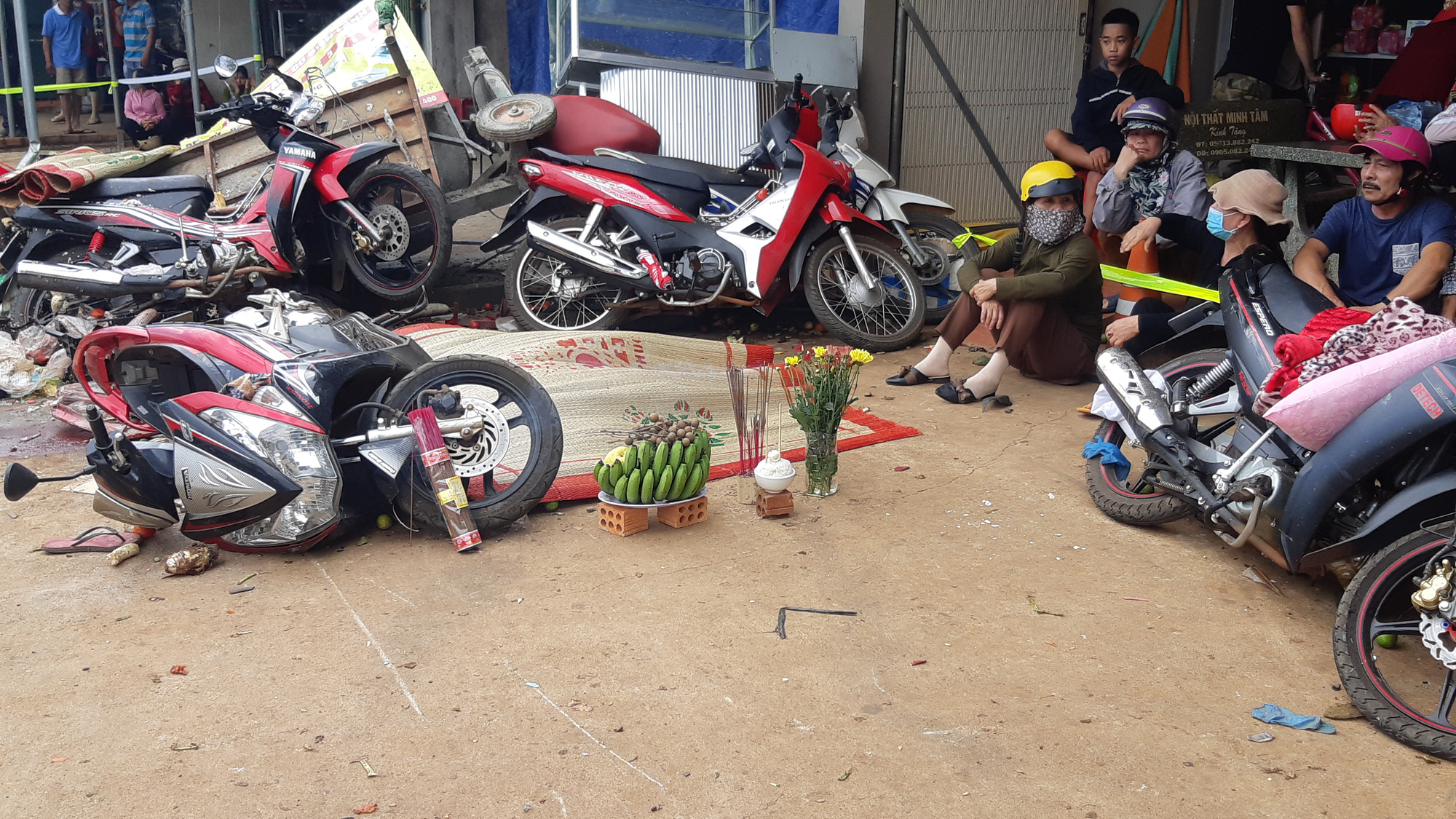 Sau tai nạn thảm khốc làm 5 người chết, dân vẫn vô tư chiếm quốc lộ để buôn bán