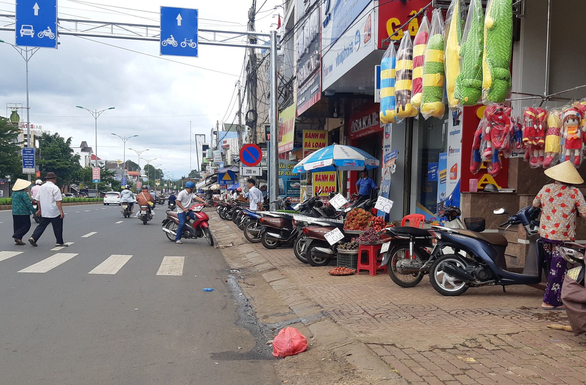 Sau tai nạn thảm khốc l&agrave;m 5 người chết, d&acirc;n vẫn v&ocirc; tư chiếm quốc lộ để bu&ocirc;n b&aacute;n - Ảnh 4.