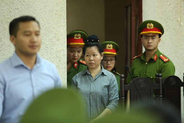 Ho&atilde;n phi&ecirc;n to&agrave; mẹ nữ sinh giao g&agrave; v&agrave; đồng phạm - Ảnh 2.