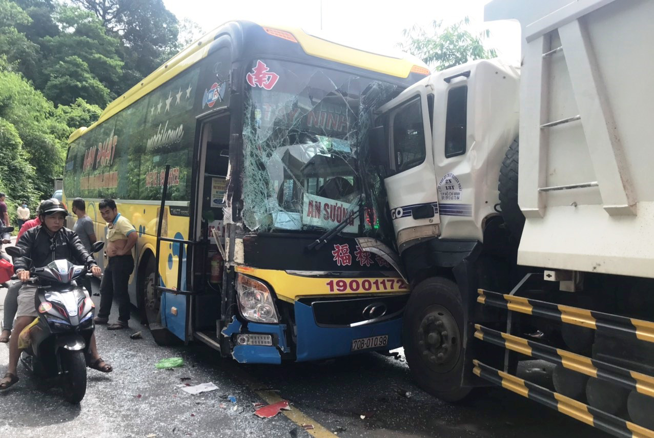 Tai nạn liên hoàn gây ách tắc nhiều giờ trên đèo Bảo Lộc