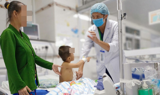 Bé trai 4 tuổi té xuống hầm cá tra, suýt mất cánh tay