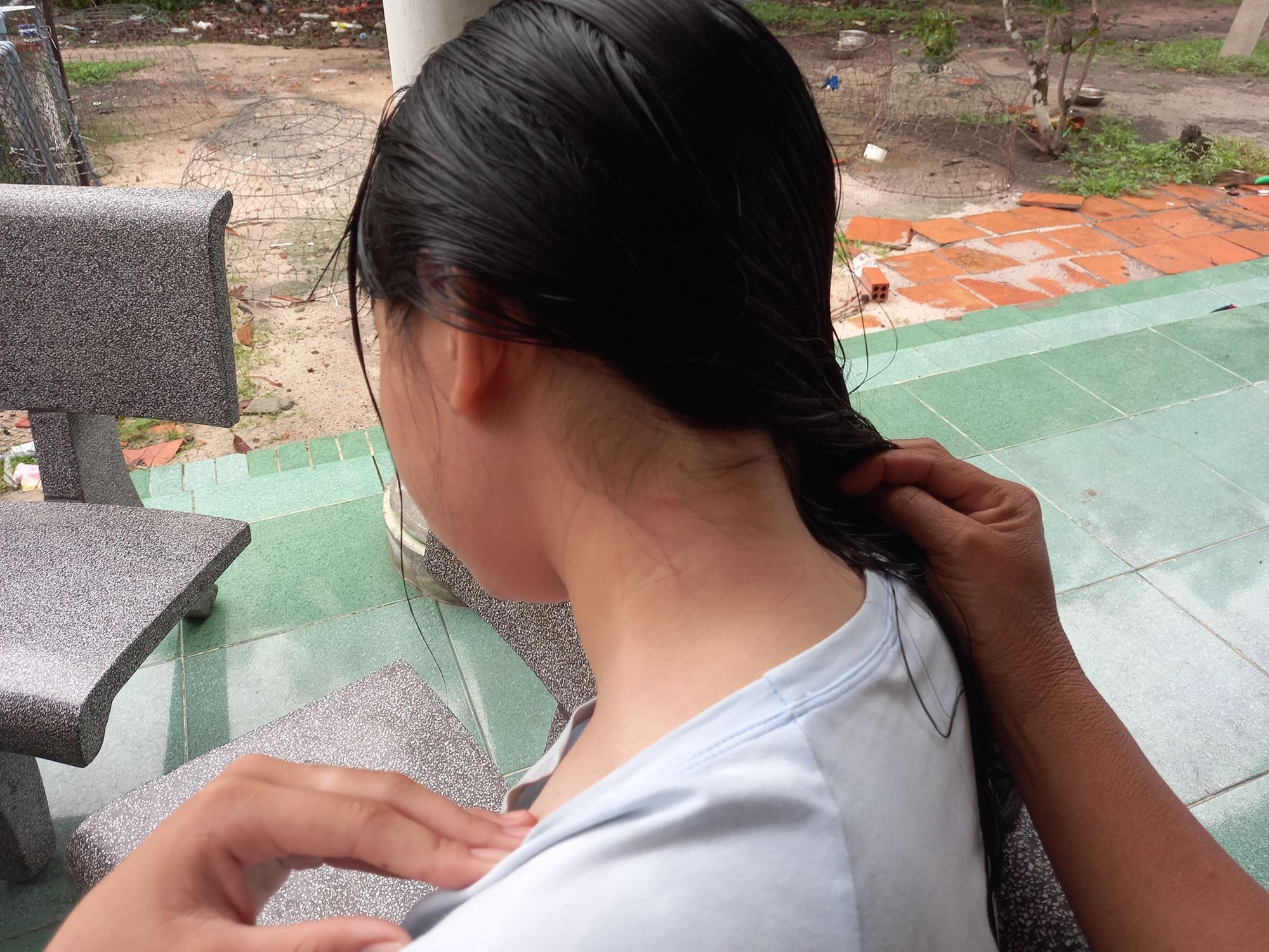 Cô bé 13 tuổi bị đánh, làm nhục rồi tung hình ảnh lên mạng - Ảnh 1.