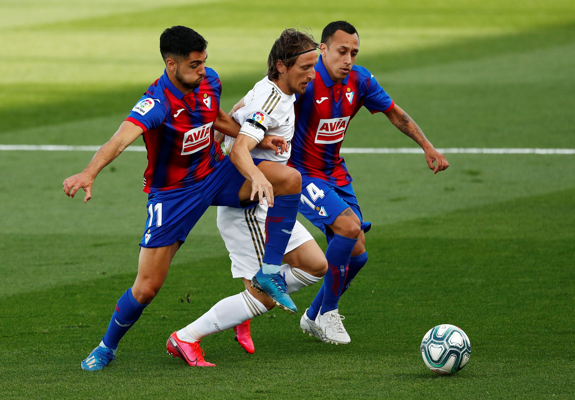 Dải ng&acirc;n h&agrave; tỏa s&aacute;ng, Real Madrid &aacute;p s&aacute;t ng&ocirc;i đầu La Liga - Ảnh 2.