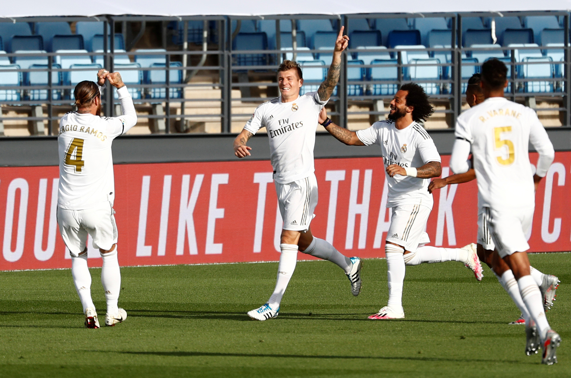 Dải ng&acirc;n h&agrave; tỏa s&aacute;ng, Real Madrid &aacute;p s&aacute;t ng&ocirc;i đầu La Liga - Ảnh 4.