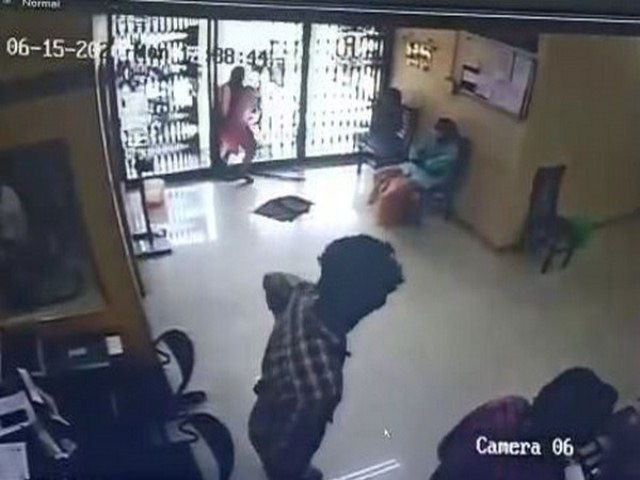 Tưởng cửa mở, người phụ nữ đâm sầm vào cửa kiếng tử vong