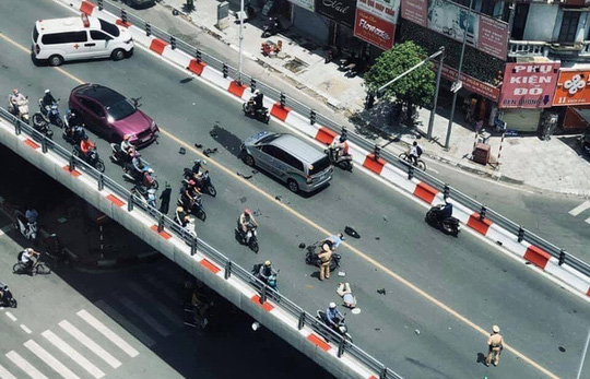 Xe máy va chạm với ôtô trên cầu vượt, 2 người trọng thương - Ảnh 3.