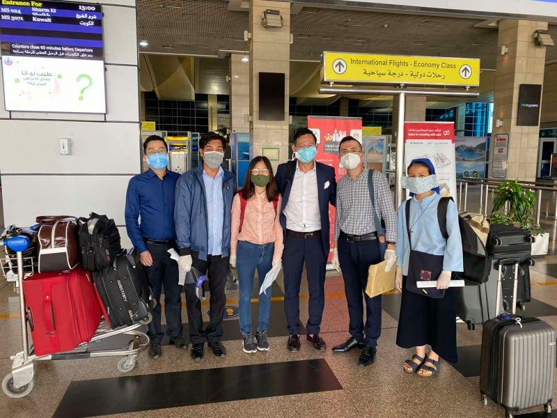 S&acirc;n bay T&acirc;n Sơn Nhất đ&oacute;n 266 người Việt từ Trung Đ&ocirc;ng về nước - Ảnh 1.