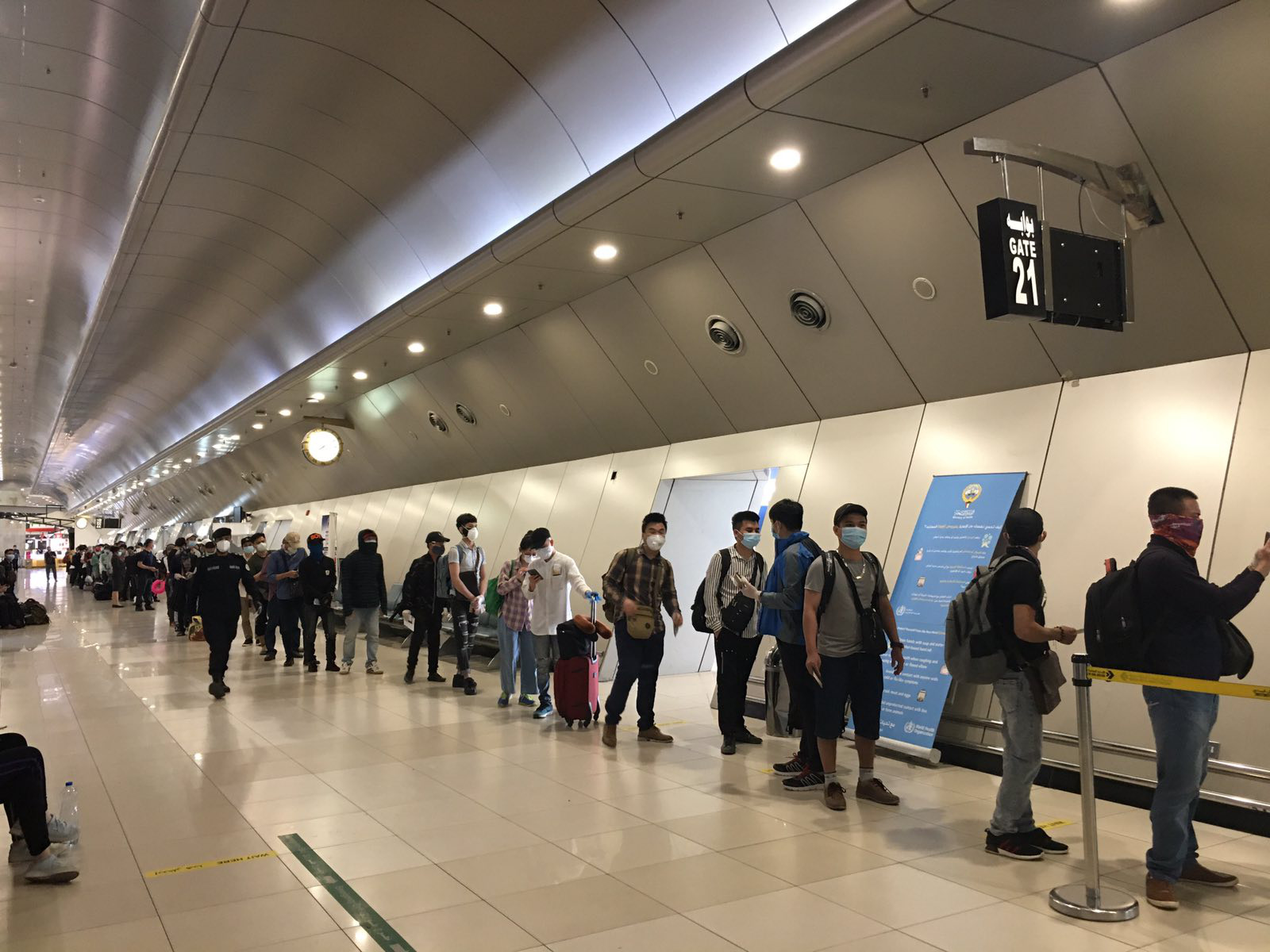 S&acirc;n bay T&acirc;n Sơn Nhất đ&oacute;n 266 người Việt từ Trung Đ&ocirc;ng về nước - Ảnh 2.