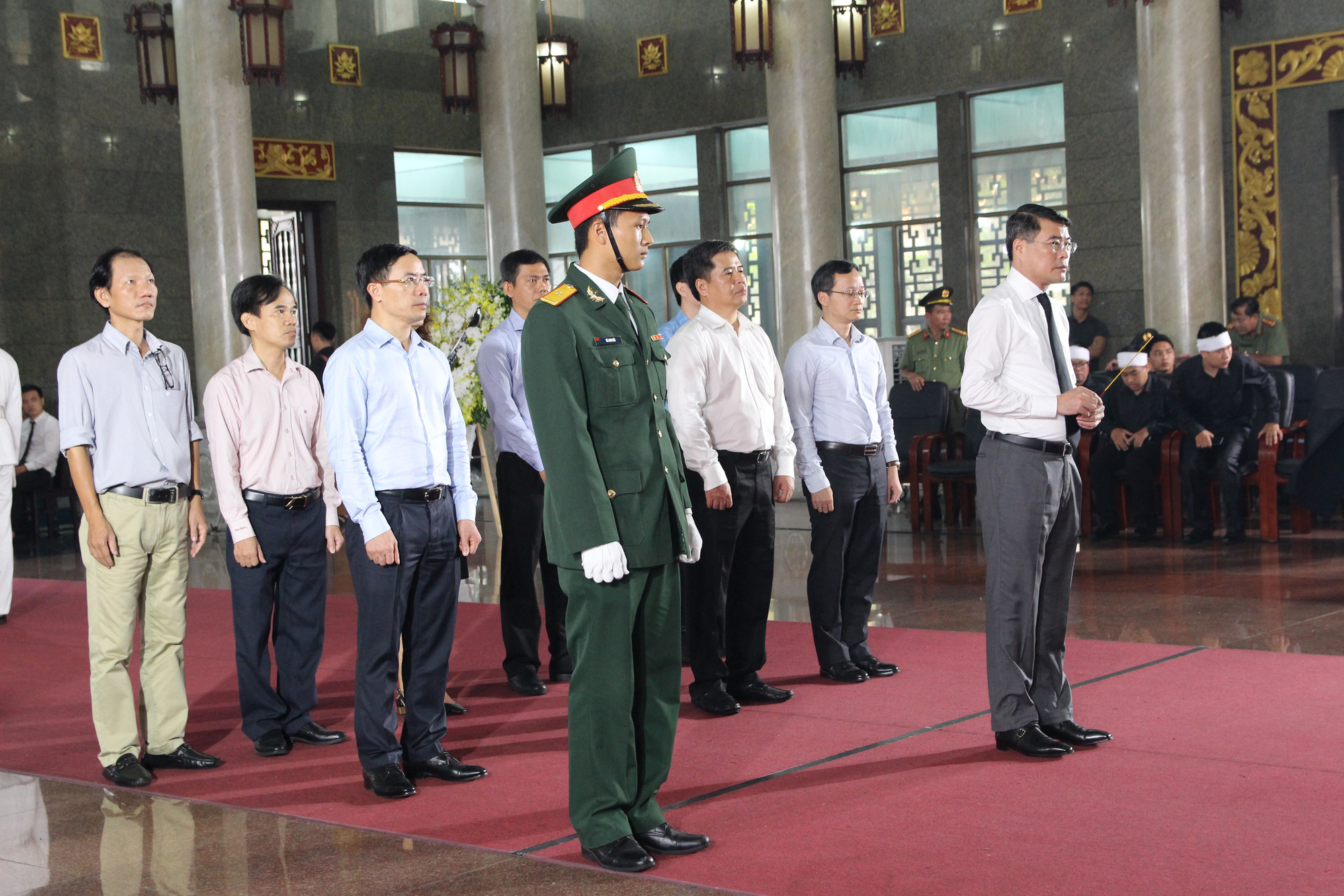 Hàng trăm đoàn đến viếng lễ tang ông Trần Quốc Hương