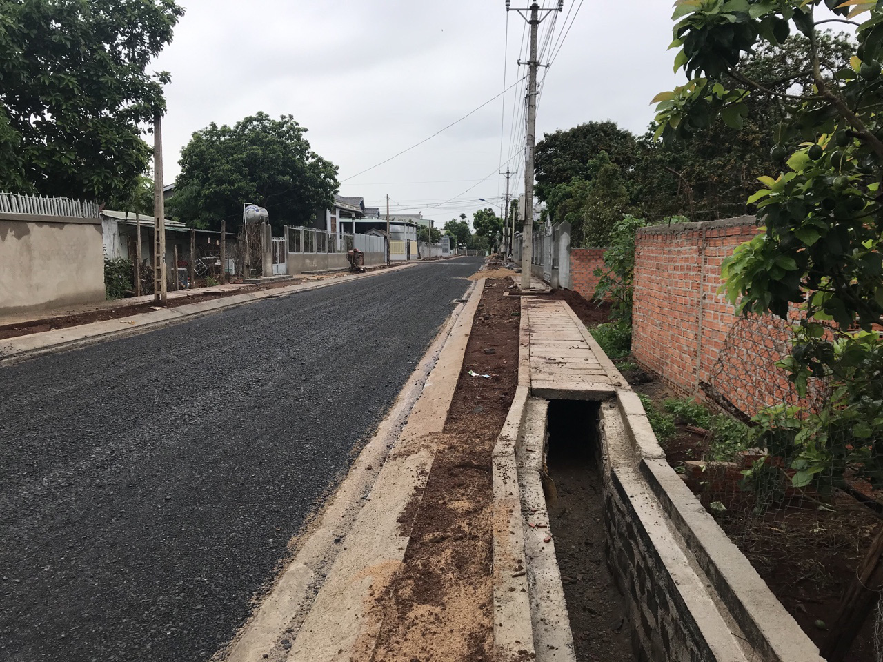 Chuyện lạ: Chỉnh trang đô thị bằng cách đưa cột điện... ra lòng đường - Ảnh 5.