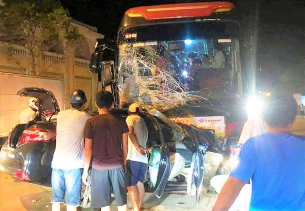 &Ocirc;t&ocirc; 4 chỗ đấu đầu kinh ho&agrave;ng với xe kh&aacute;ch ở Sầm Sơn, t&agrave;i xế tử vong thương t&acirc;m - Ảnh 1.
