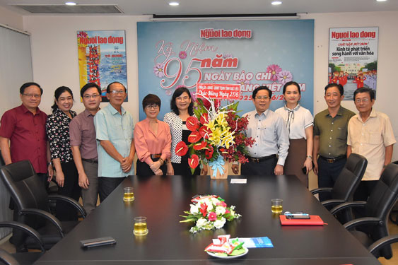Nhiều đơn vị chúc mừng Báo Người Lao Động
