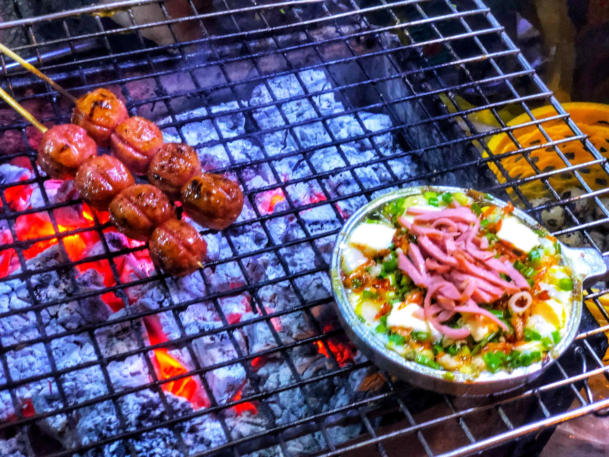 Ăn vặt xuyên đêm ở hồ Con Rùa