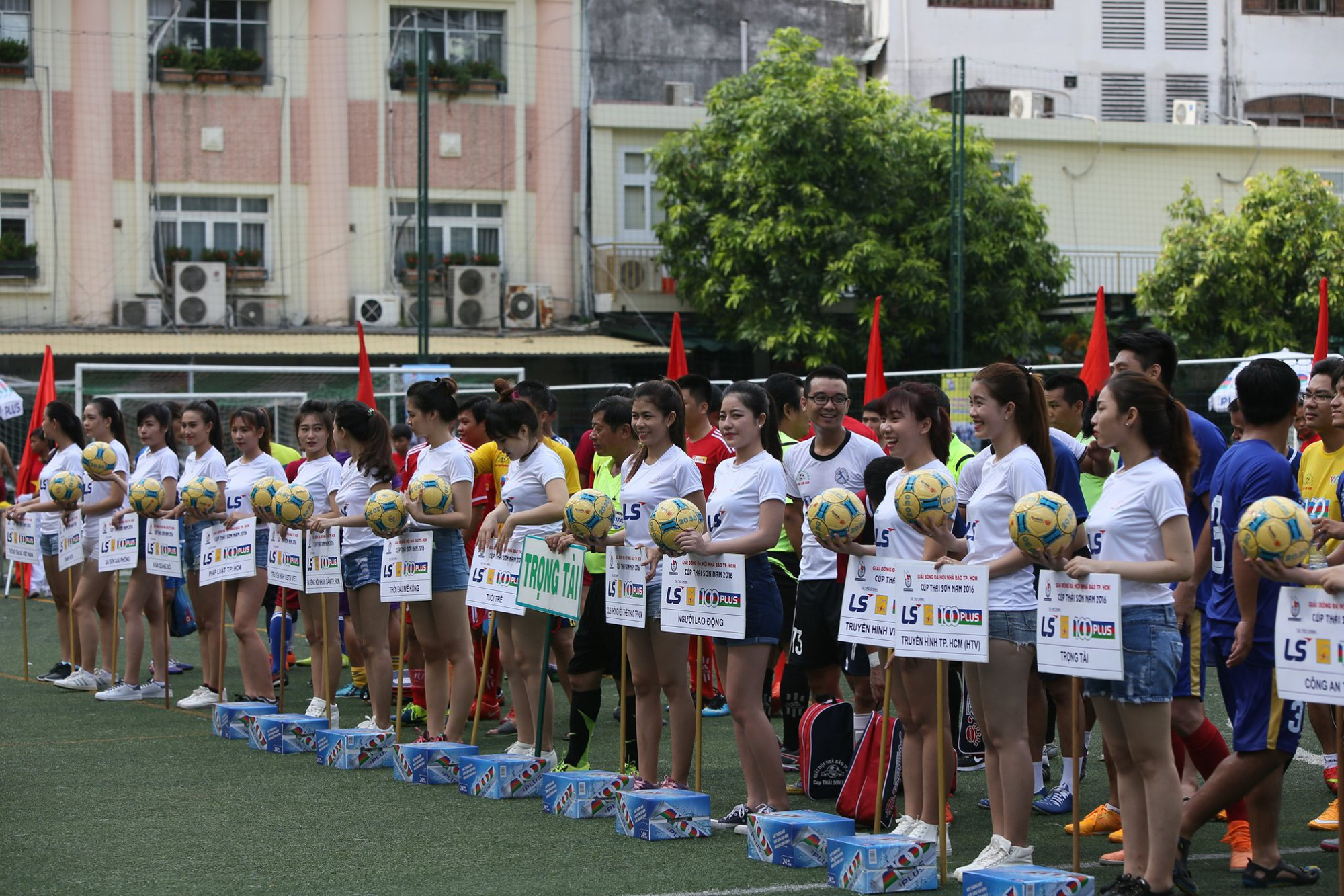 Giải futsal Hội Nh&agrave; b&aacute;o TP HCM: S&acirc;n chơi vui khỏe của người cầm b&uacute;t - Ảnh 4.