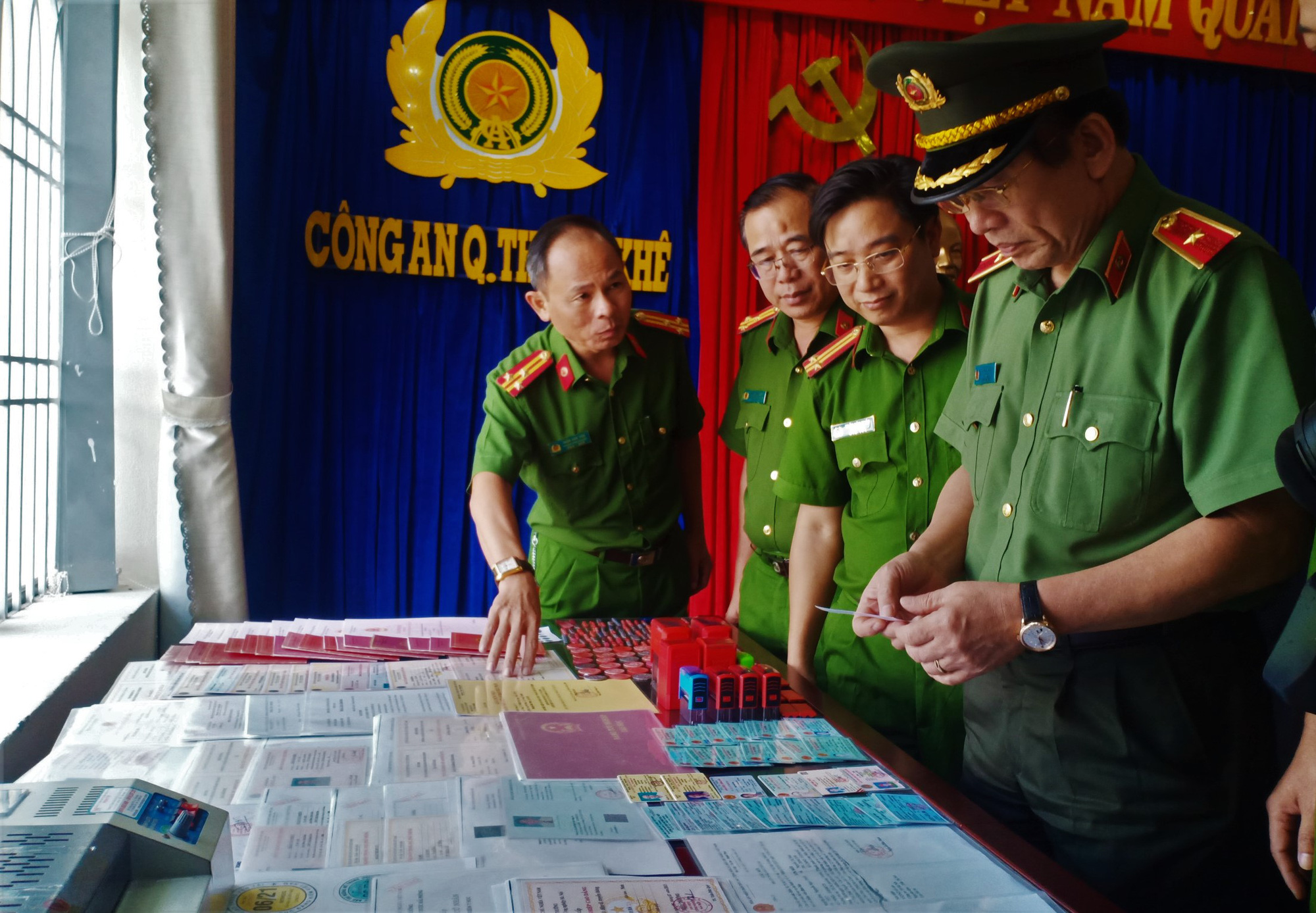 Đà Nẵng: Triệt phá đường dây làm giả hàng trăm thẻ ngành Công an, thẻ nhà báo - Ảnh 3.