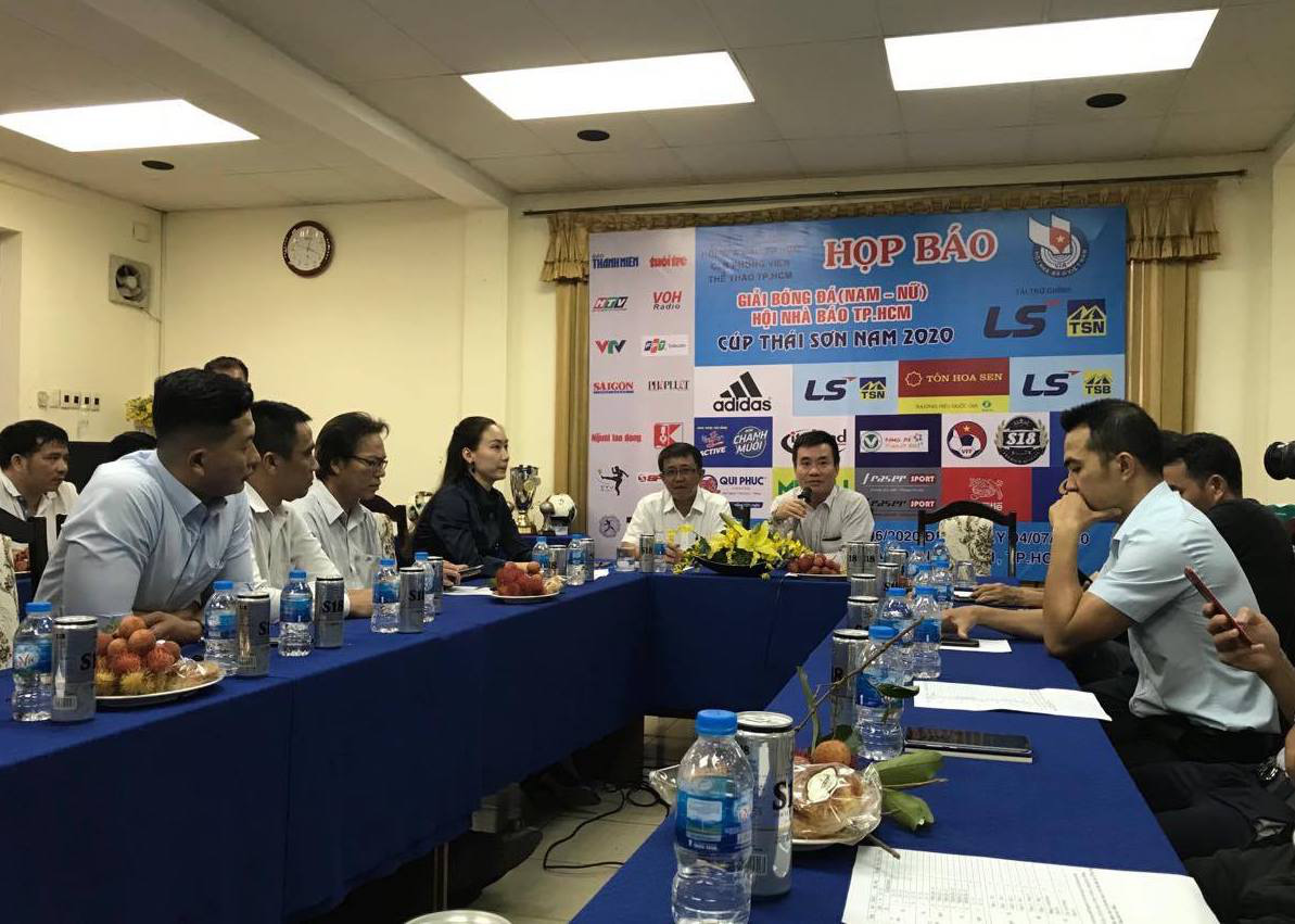 Giải futsal Hội Nh&agrave; b&aacute;o TP HCM: S&acirc;n chơi vui khỏe của người cầm b&uacute;t - Ảnh 1.