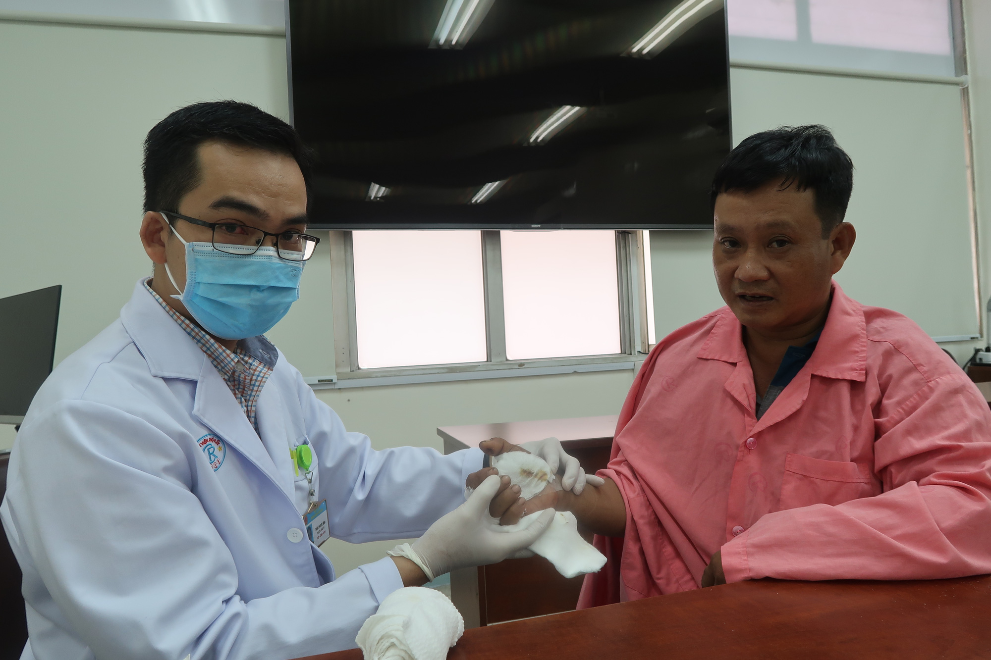 Người nông dân hốt hoảng nhặt ngón tay chạy vào Bệnh viện Chợ Rẫy