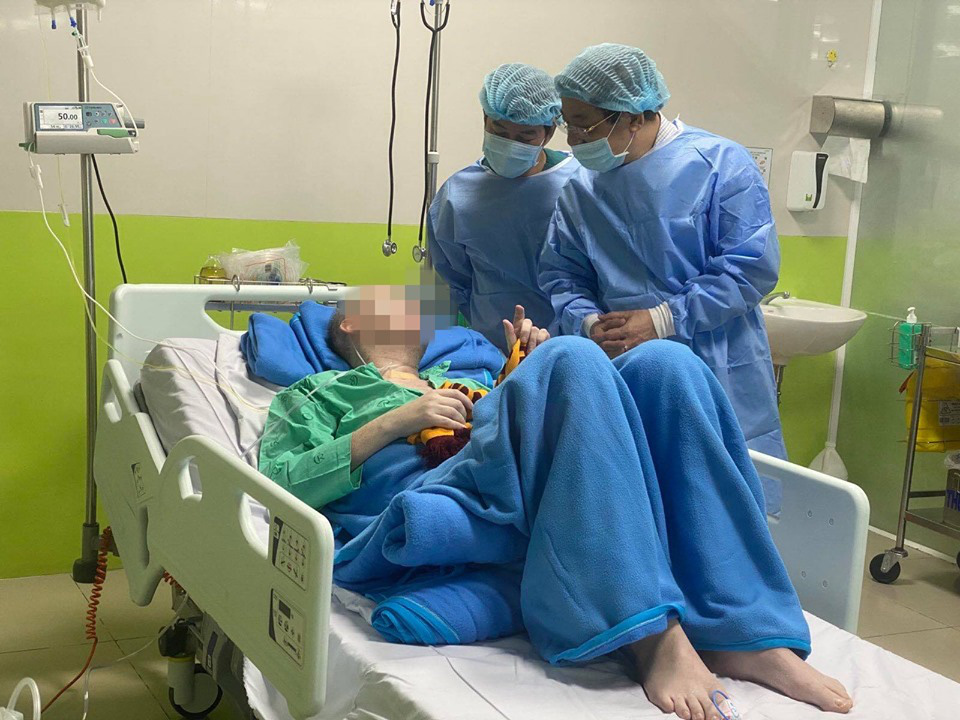 Bảo hiểm chi trả 3,5 tỉ đồng viện phí cho phi công người Anh