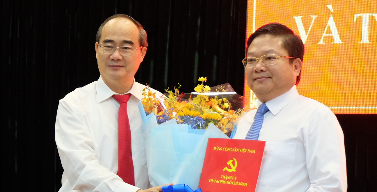 Bí thư Thành ủy TP HCM trao quyết định cho ông Lê Văn Thinh